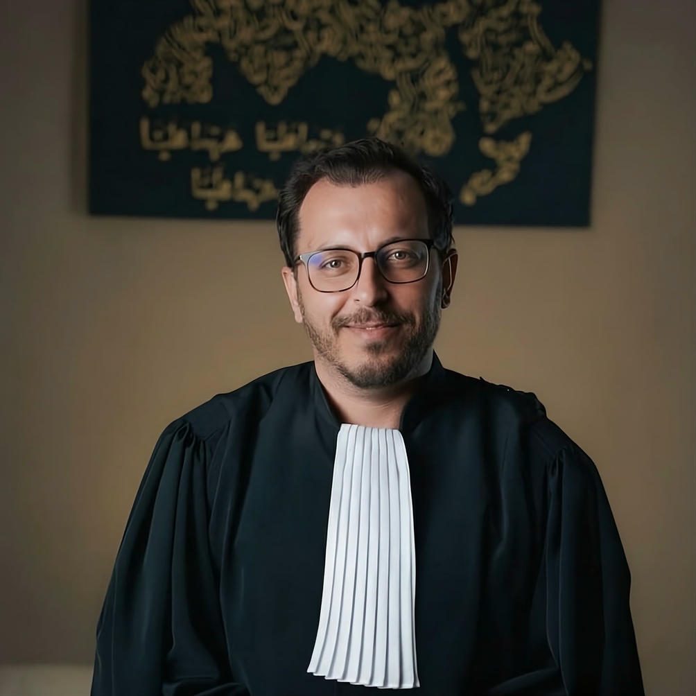 صورة مهنية للأستاذ أحمد بن حمدان، محامٍ في تونس